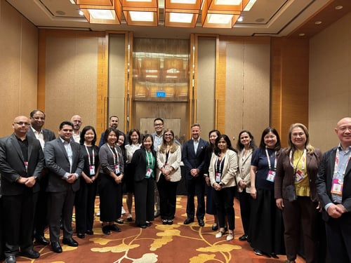 Round Table attendees and HONO leadership together for a photo in a hotel event hall during a networking session.